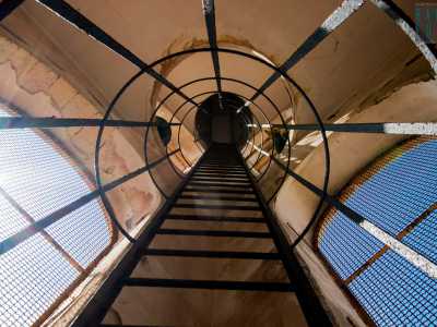Prima di lasciare questa incredibile chiesa, ci attende per� un�ultima tappa: il campanile, il cui accesso si trova in sagrestia. Dopo aver percorso una ripidissima scaletta, arriviamo fin su...